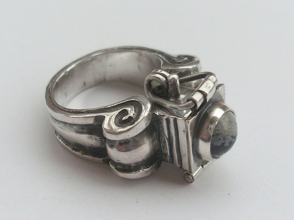 Pompadour Ring
