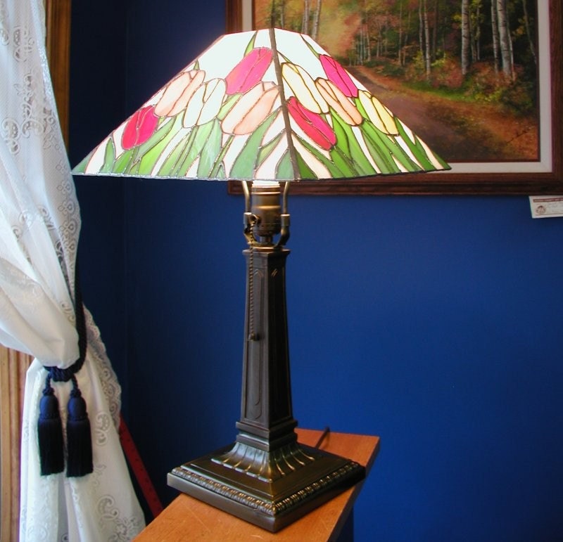 Tulip stained glass table lamp