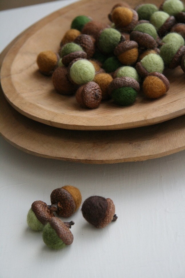 5 Felted Acorns