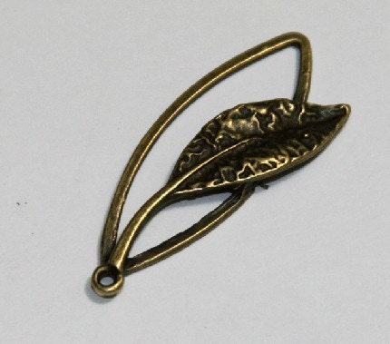 10 pcs of antiqued brass leaf/oval pendant drops 40x16mm