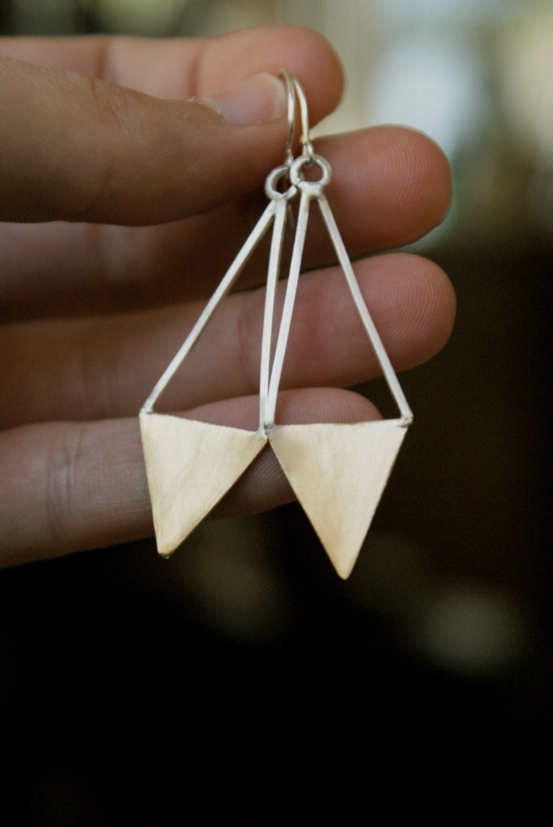Oblong Arrow earrings in Brass