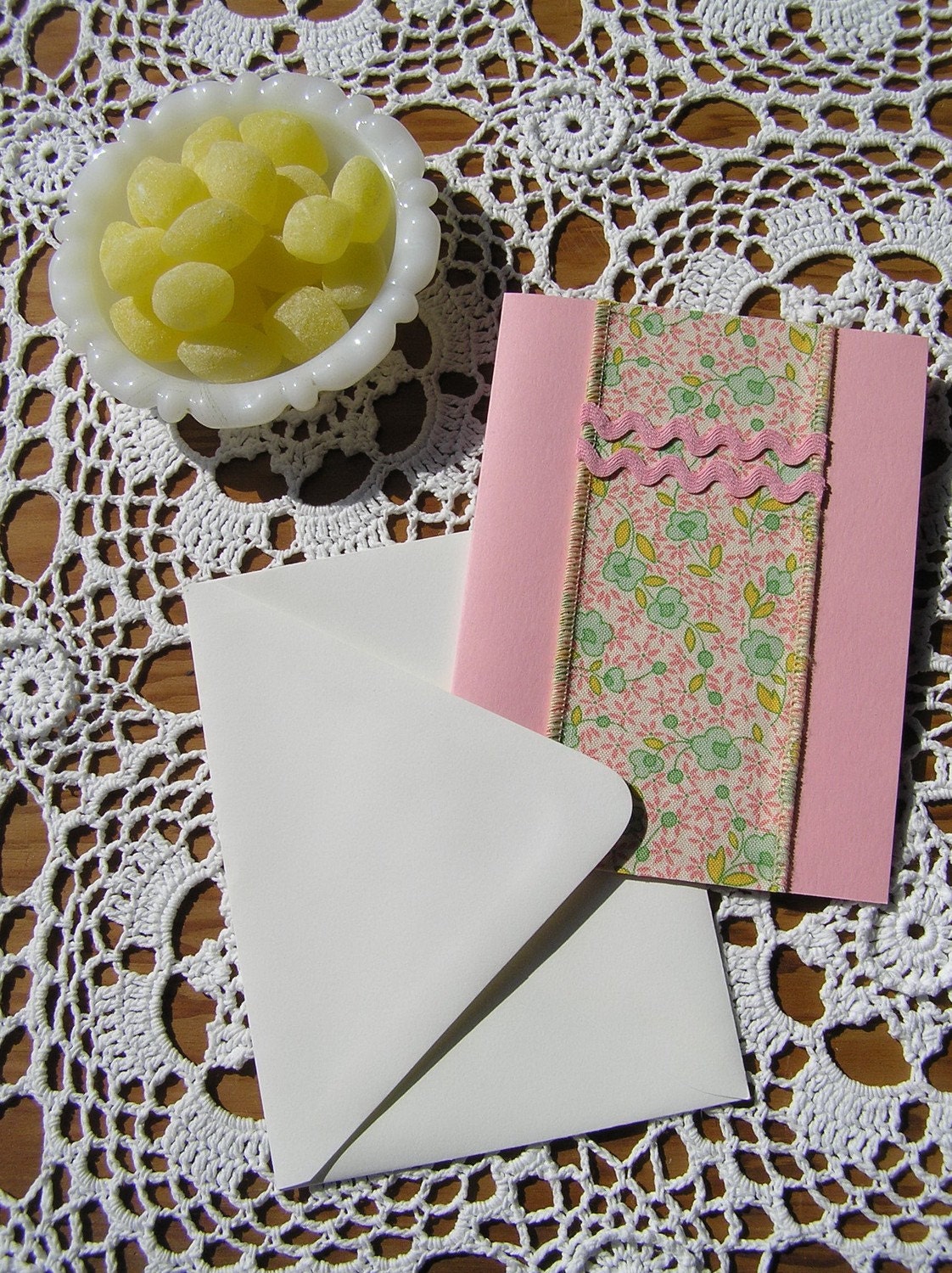 Pink Retro Floral Blank Note Card, Fresh Floral Ribbon & Vintage Rickrack
