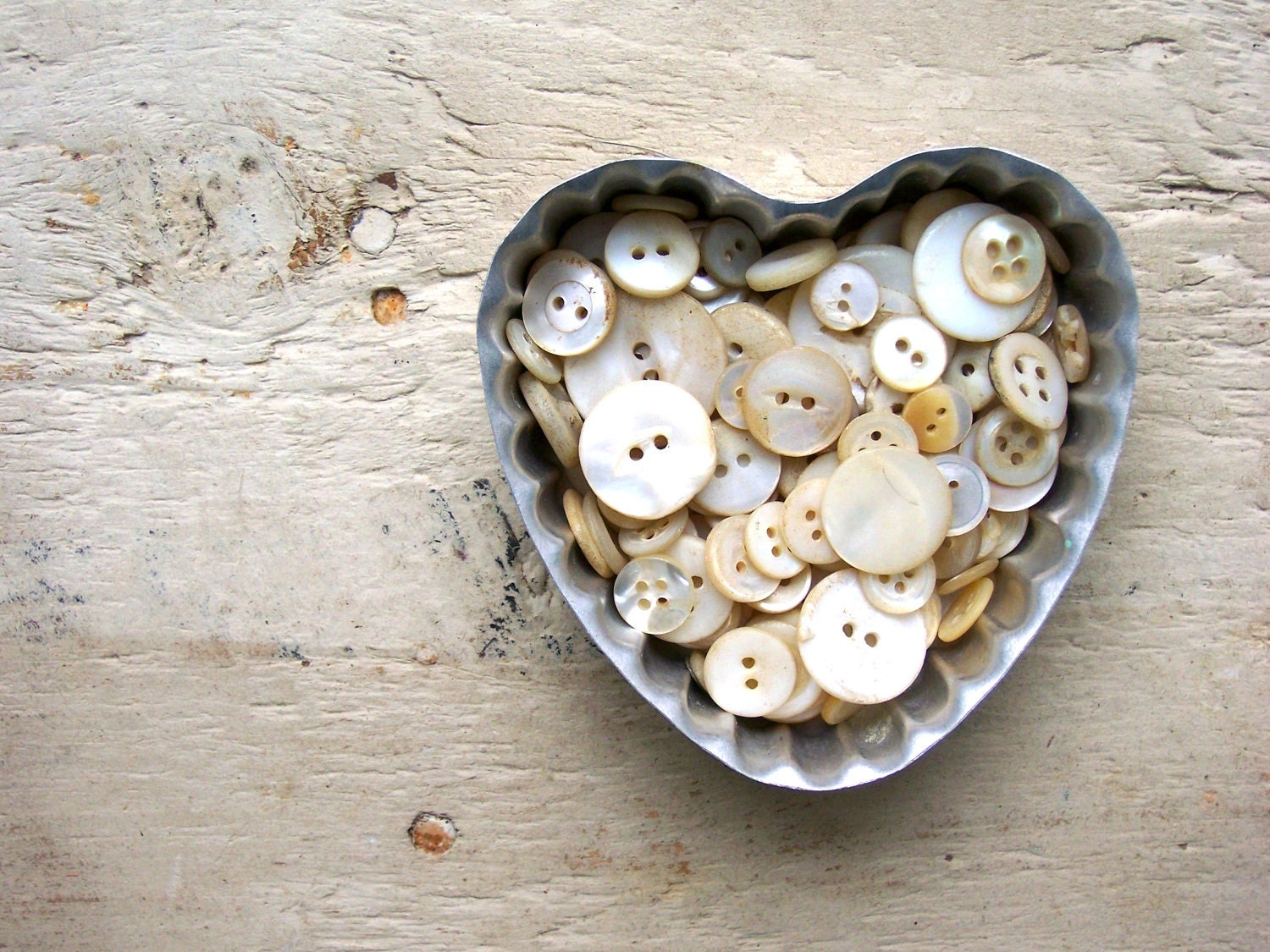 100 Vintage Mother of Pearl Buttons in Vintage Heart Tin