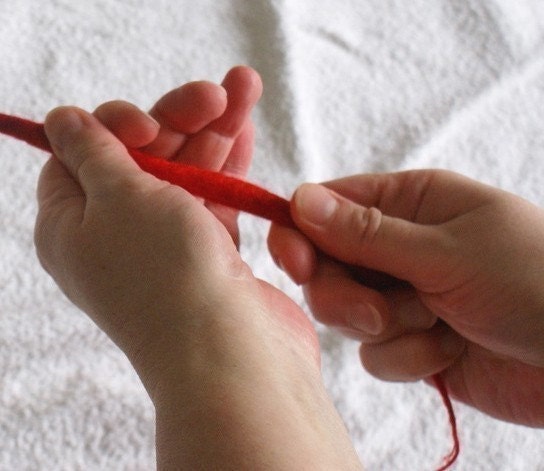 Tutorial - how to make a felt necklace on cottonwaxed cord