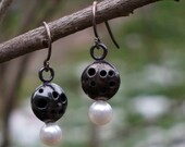 Pod Oxidized earrings