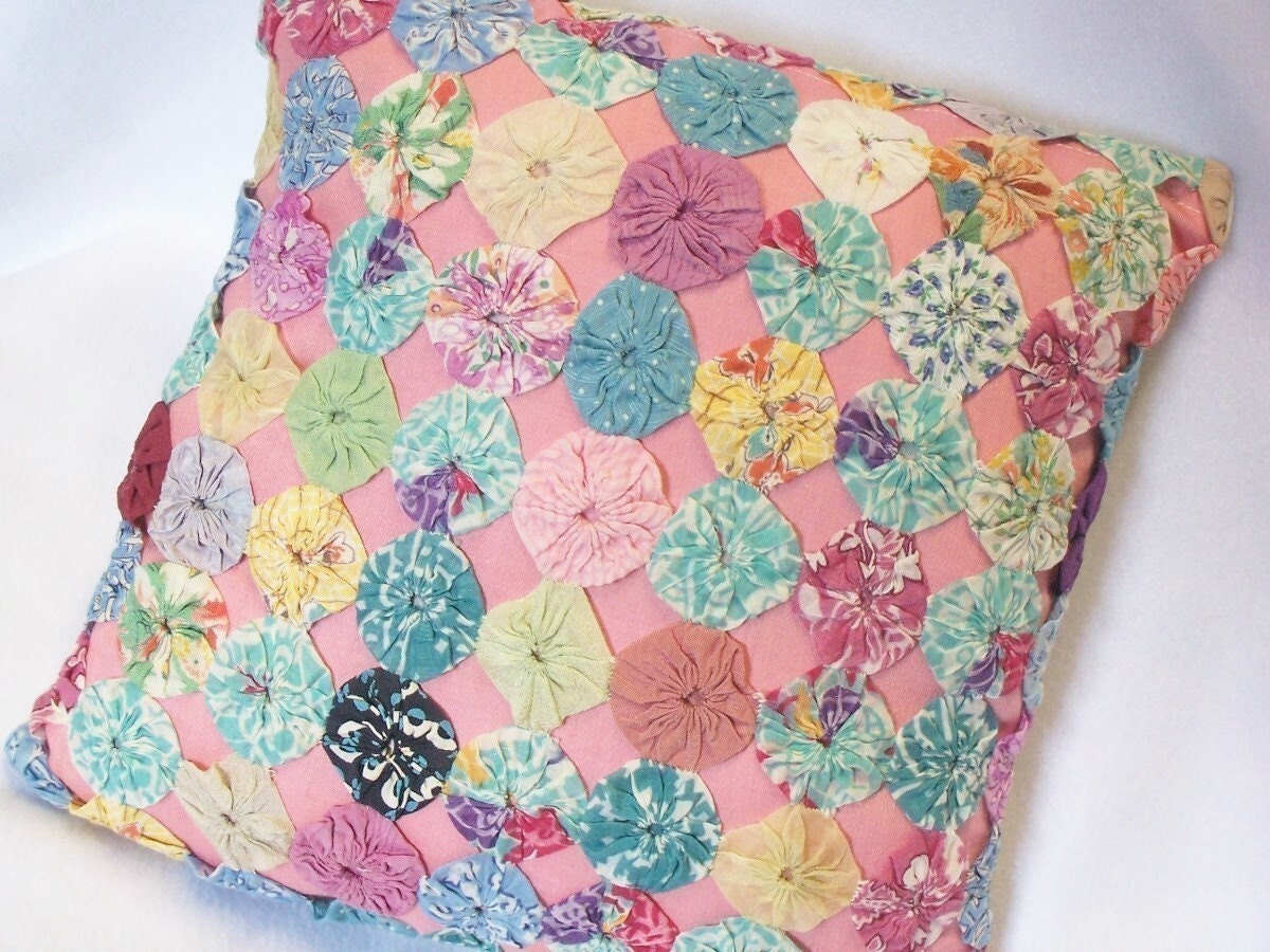 YoYo Quilt Pillow Shabby Vintage 1930s Handmade Chic Rose Cottage Primitive Prim Charm 11 Inch