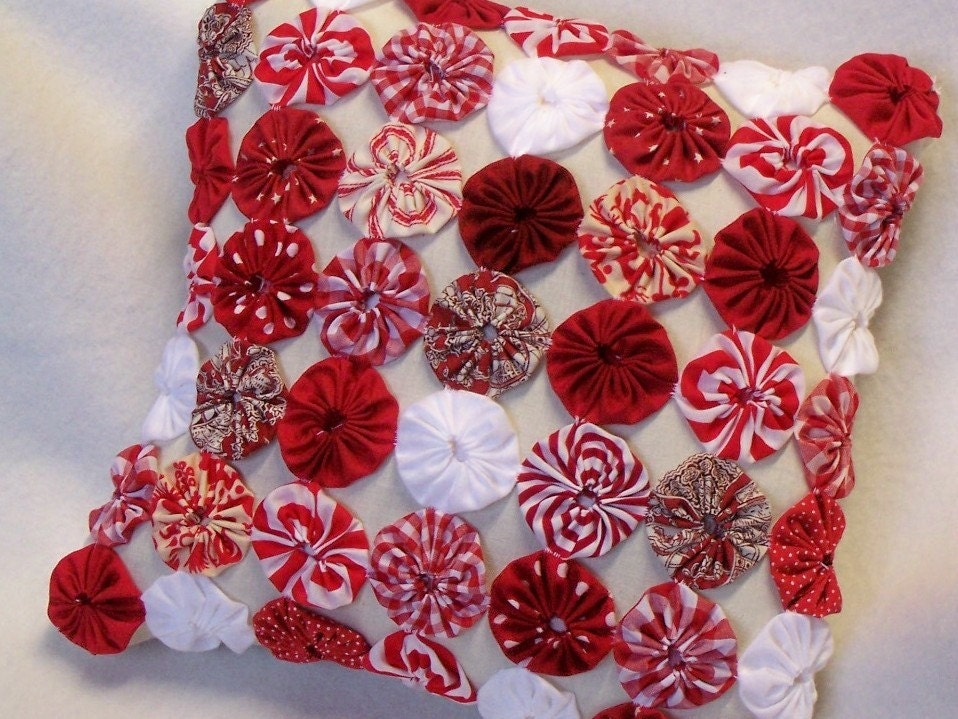 Peppermint Christmas White Red YoYo Table Runner Primitive Folk Art Rustic Prim Cabin Candle Mat Yo Quilt Fabric