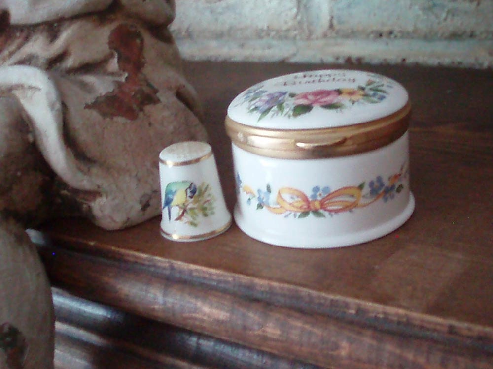 Vintage Happy Birthday Sewing Thimble in Porcelain Box