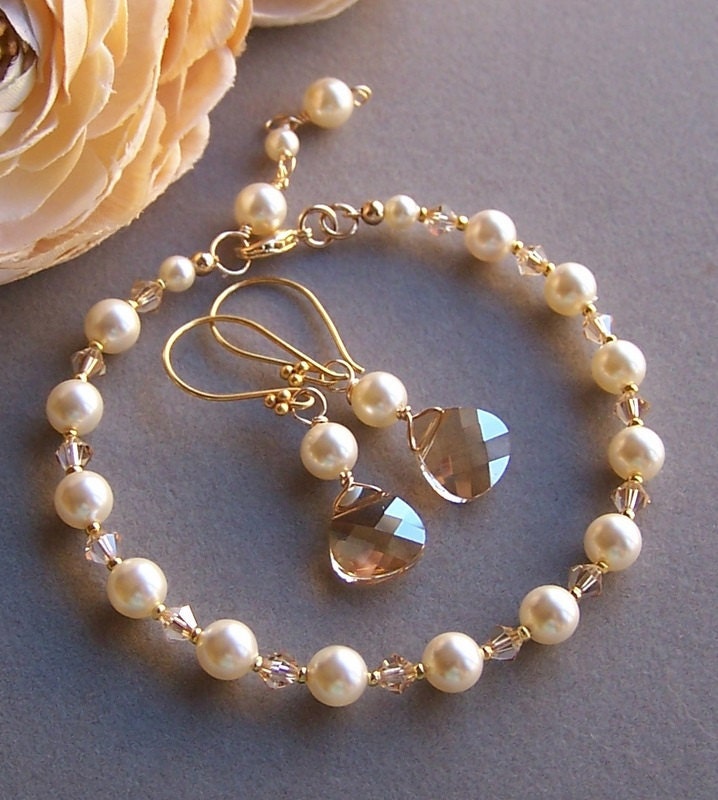 Bridesmaid GIFT  of One (1) Bracelet, Customizable Swarovski Pearl and Crystal Flower, Wedding Favors, 14k Gold Filled - 3042