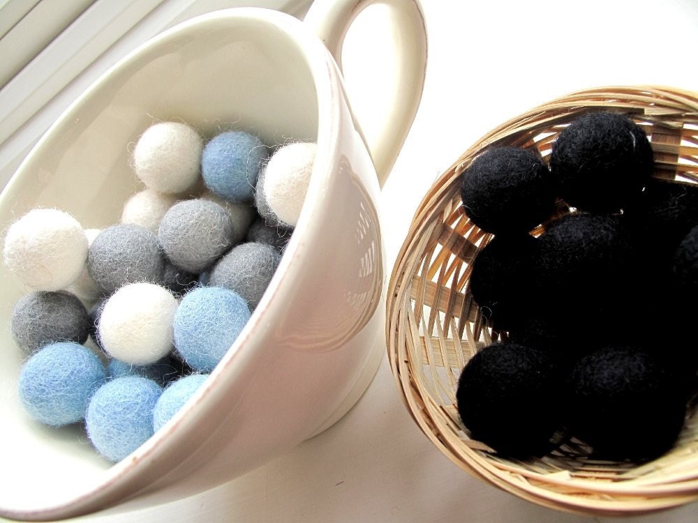 Felt Bead Balls x10 Black 2cm ideal for threading