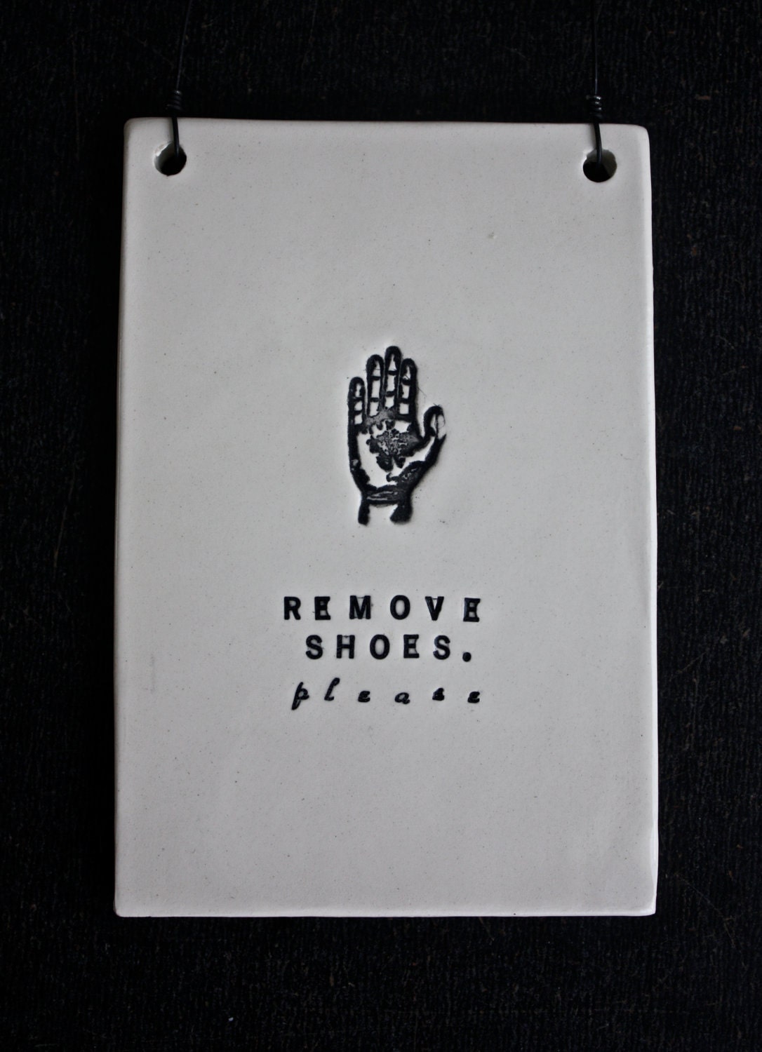 REMOVE SHOES plaque (hand).