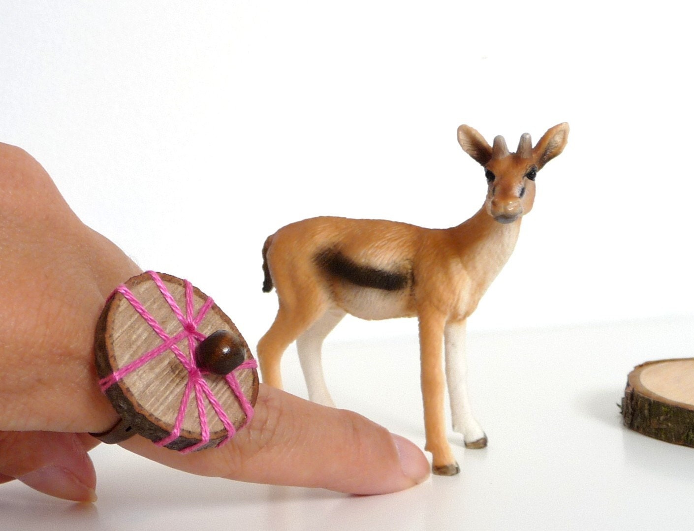 WOOD SLICE - embroidered ring - hot pink