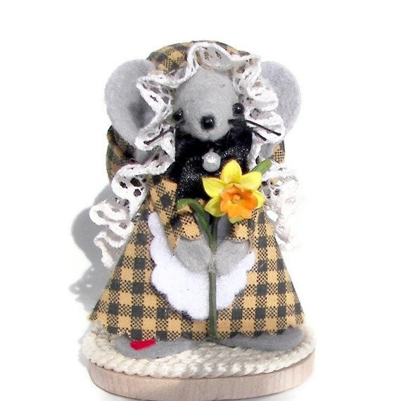 Daffodil Mouse..one of the sweet felt Springtime Mice from Warmth