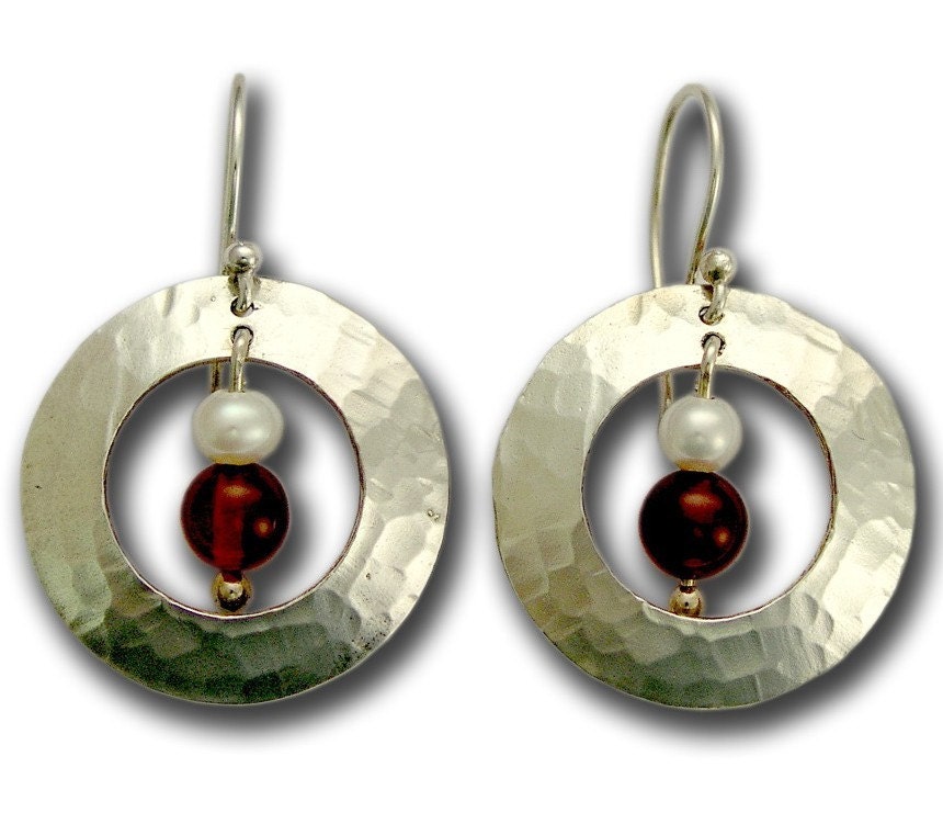 Sterling silver pearl and garnets round earrings- Hypnotize.