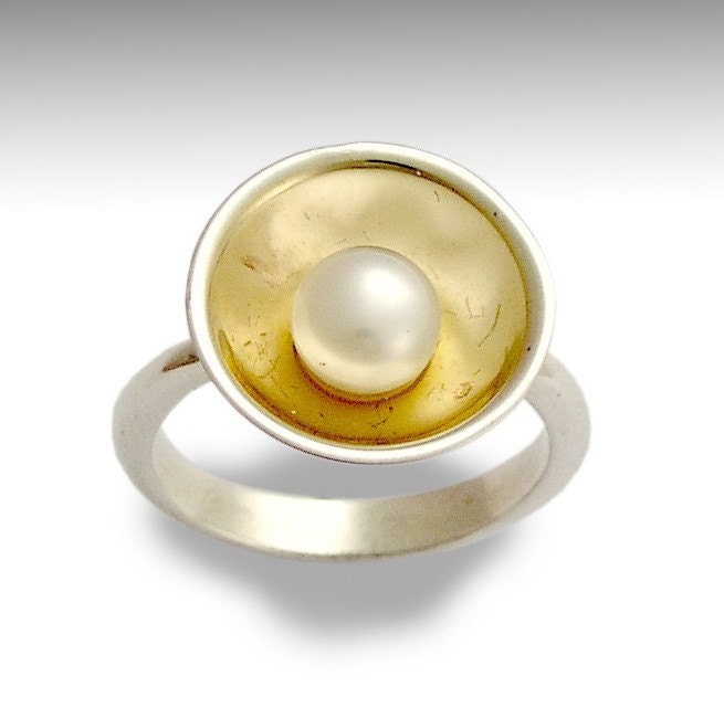 Serenity - Sterling silver integrated 9K yellow gold ring inlaid fresh water pearl.