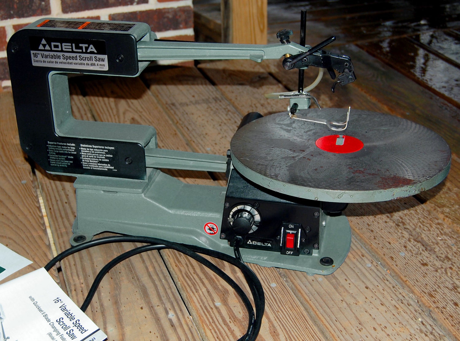 16 Inch Variable Speed Scroll Saw with Quickset II Blade Changing Feature and Accessories