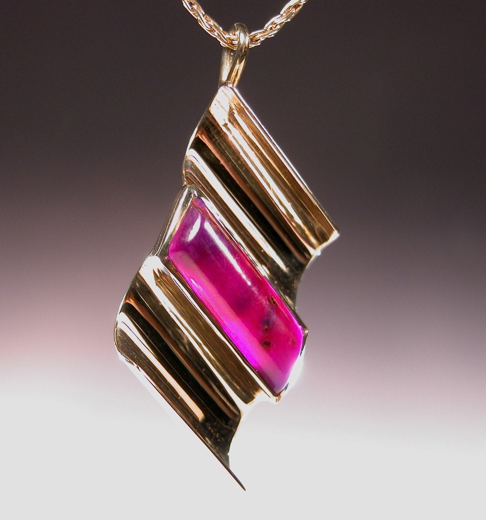 Gel Sugilite Pendant in 18 karat Gold WAVES