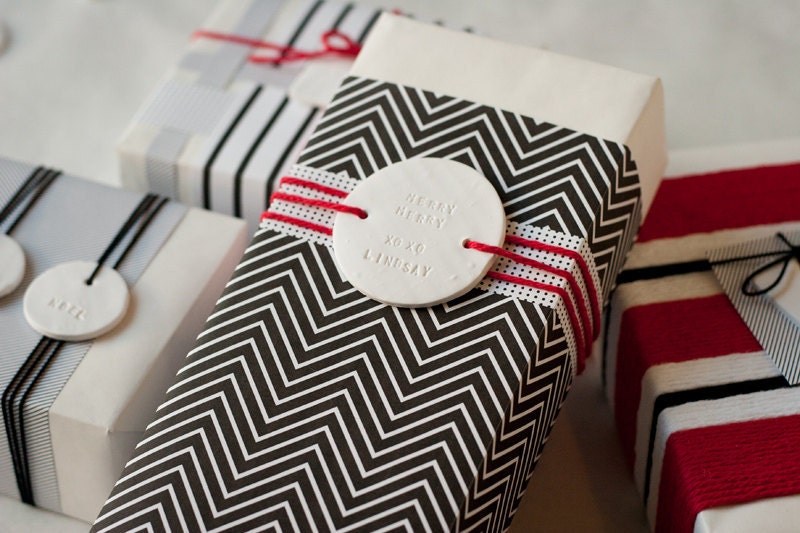 MERRY MERRY CUSTOM : Large Round White Holiday Gift Tag Double Button Hole (quantity 6)
