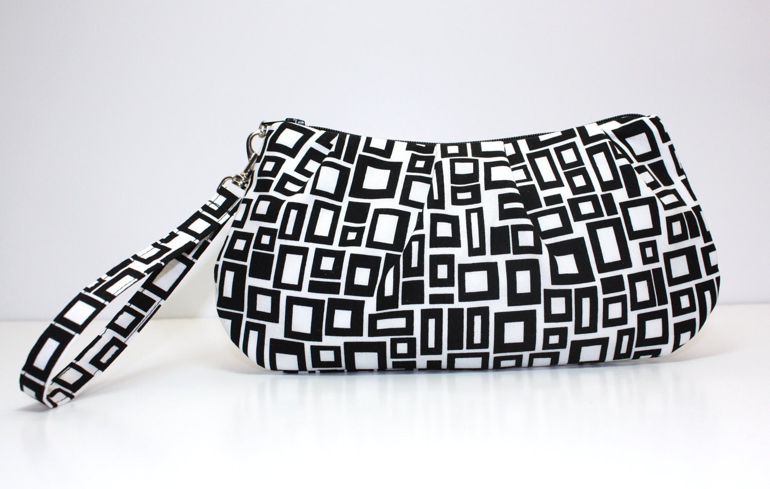 Zip and Go Pleated Wristlet / Retro