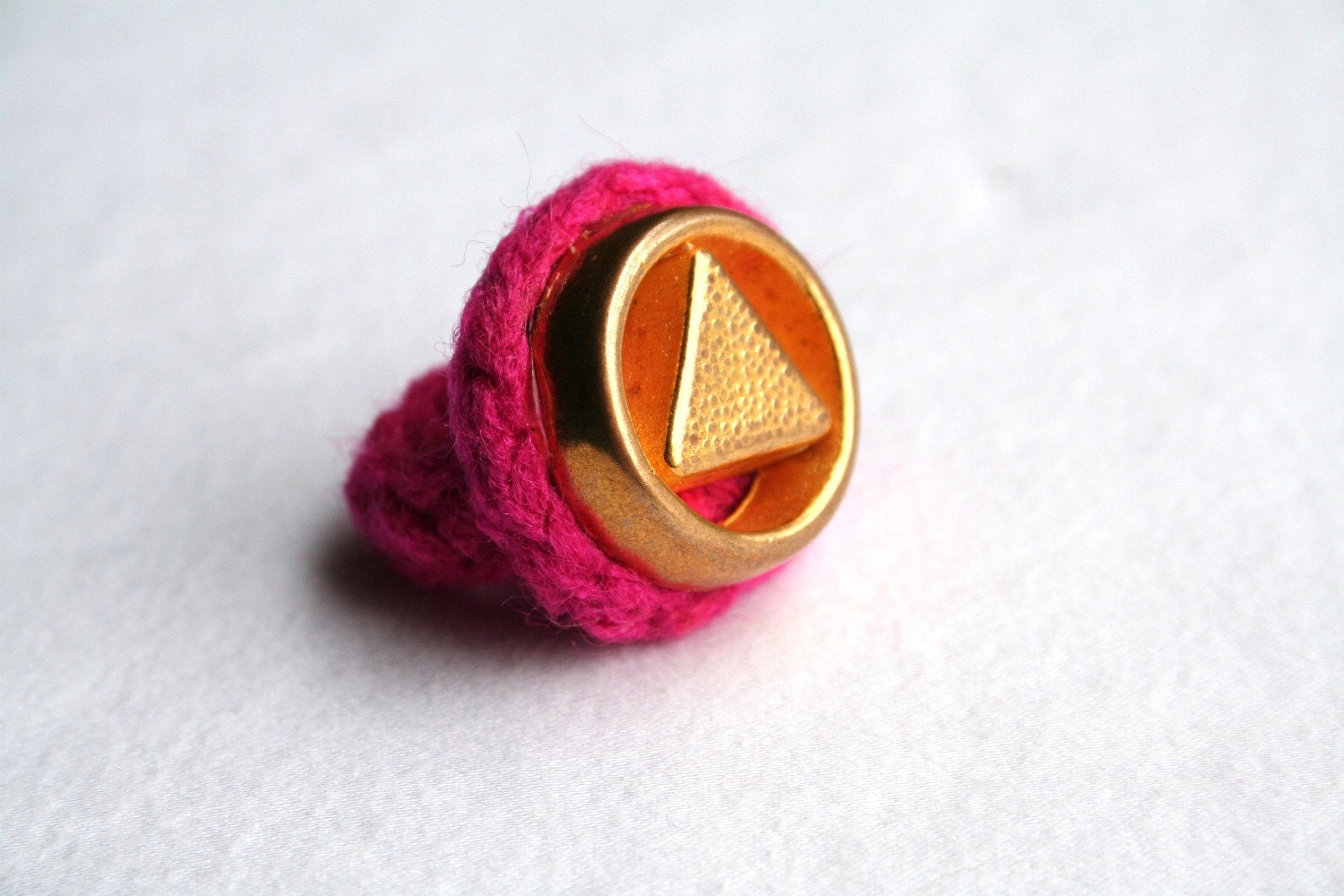 Beam me up - crocheted ring with vintage button