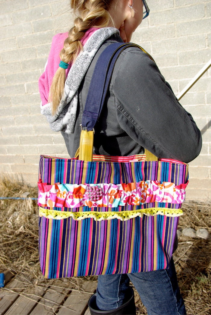 April- medium sized shoulder bag