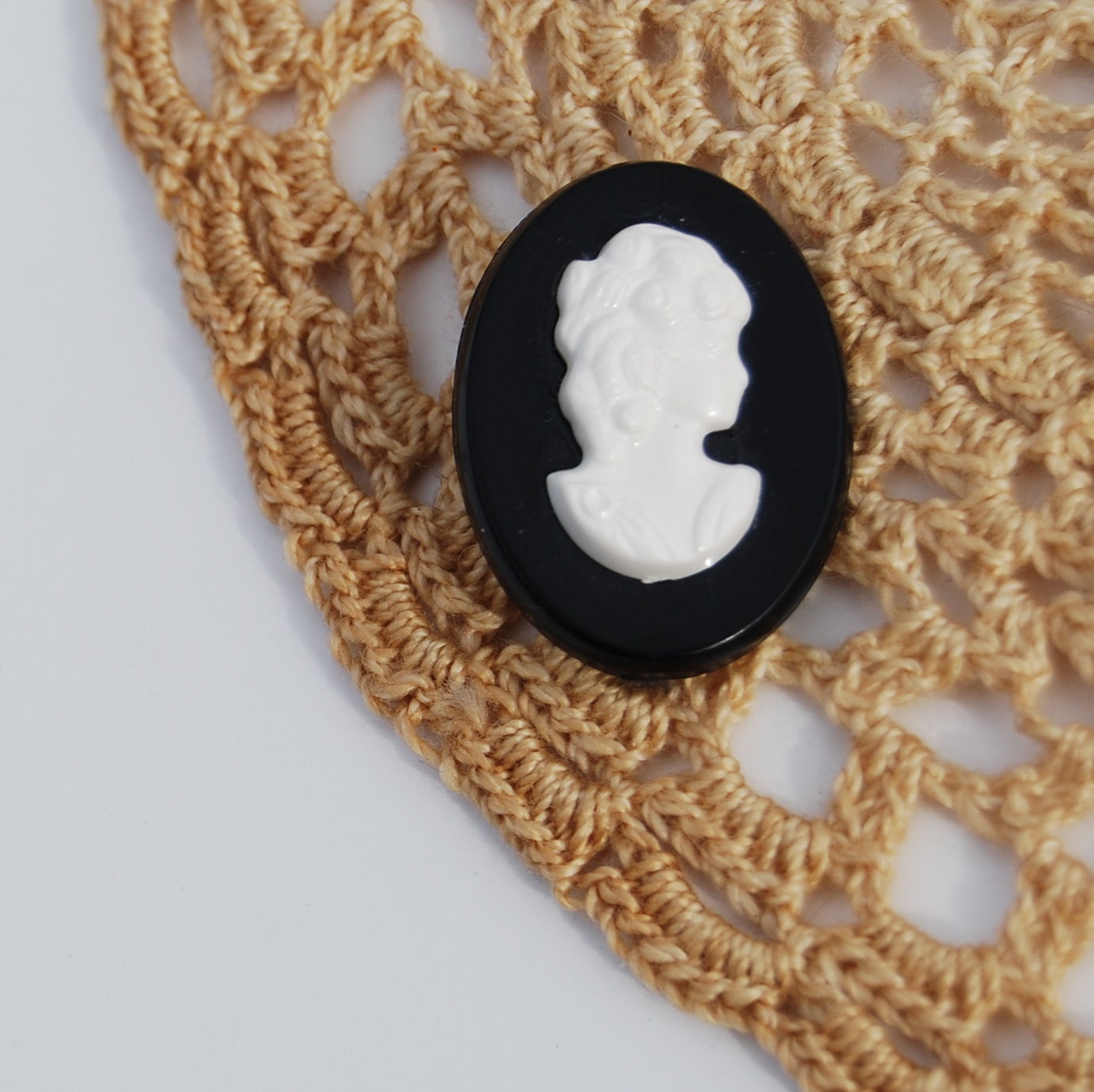 vintage CAMEO brooch  /  1970s Marie Antoinette silhouette pendant brooch