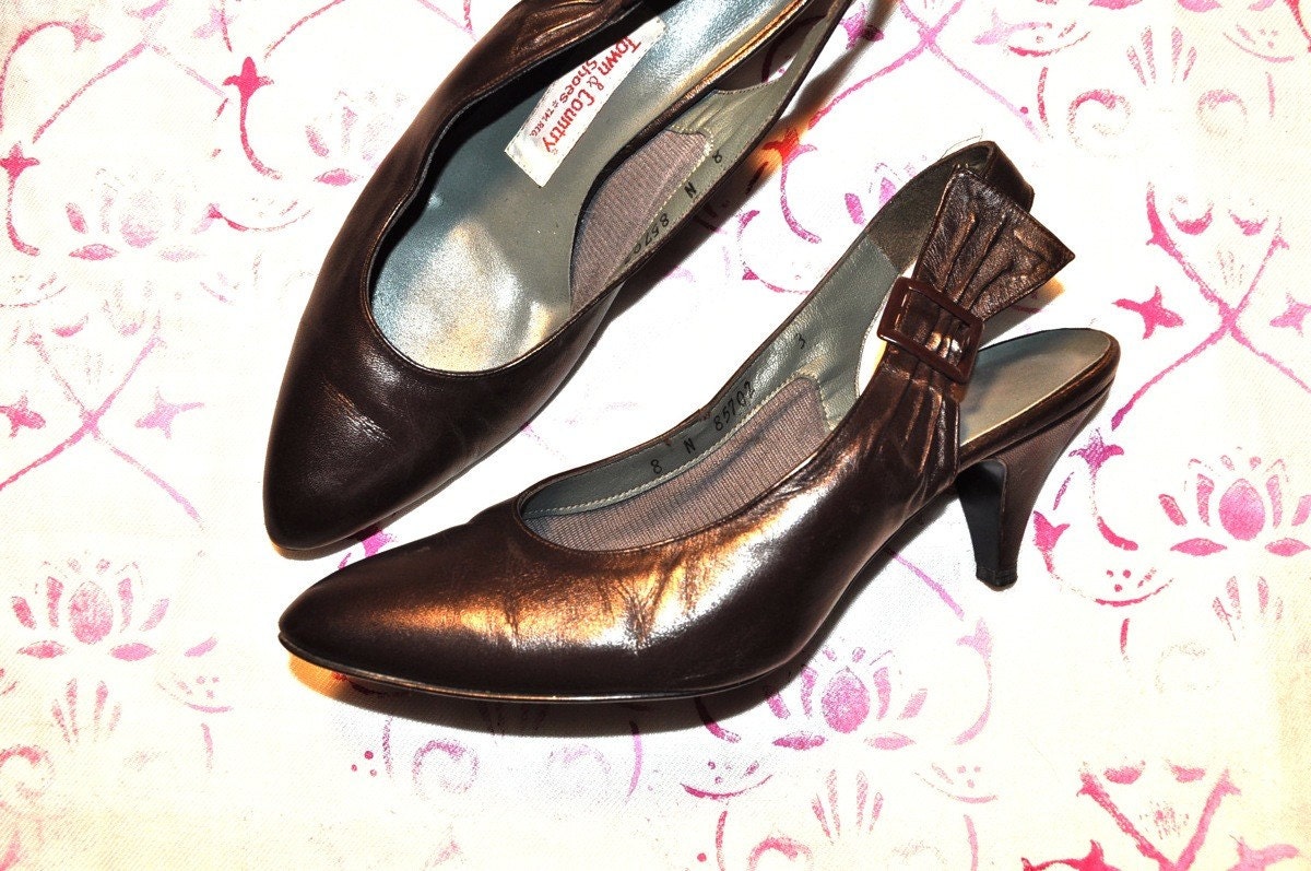 Town and Country Strappy Back Pumps - size 8