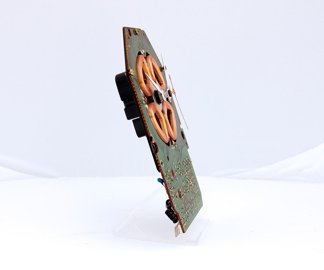 Clock made from a turntable motor circuit board