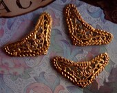 1 PC Heraldic Victorian / Edwardian Raw Brass Filigree Brooch Top / Plaque - D0080