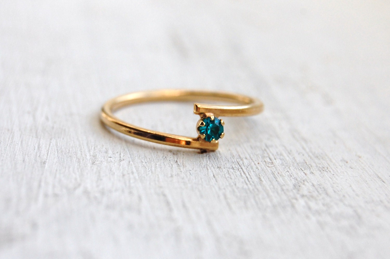 Vintage 1979 AVON Emerald Birthstone Stackable Ring