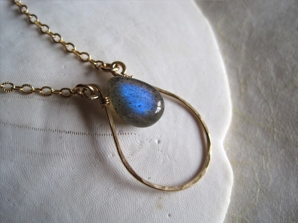 Gold horseshoe necklace labradorite necklace horseshoe jewelry - Pahiwa Lucky