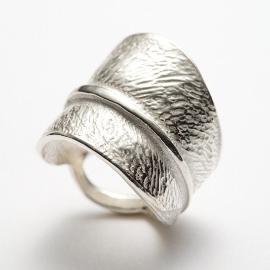 Textured silver leaf ring, size 6, 7, 8, 9, Central Park - RedSofa jewelry - for nature lovers, elegant and organic