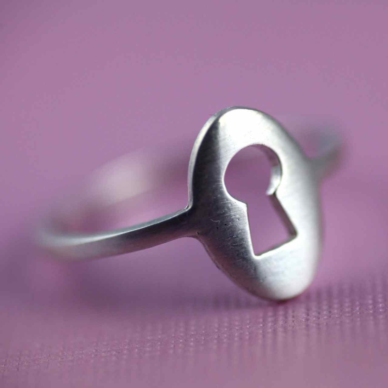 Oval Lock SIlhouette Ring in Silver