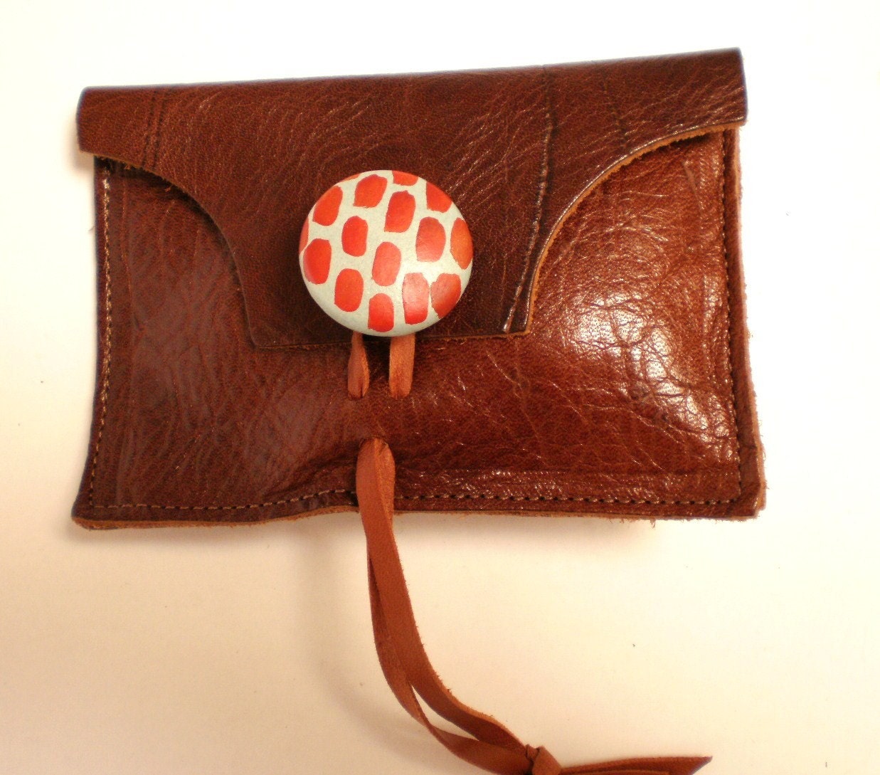 Luscious brown purse with retro button