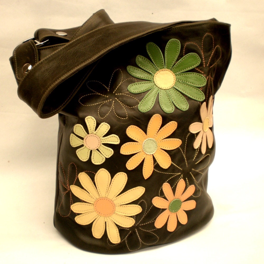 Daisies in Autumn bucket bag