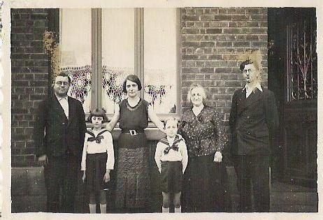 1930 French photography black & white family people