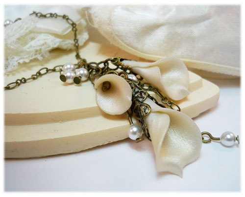 White Calla Lily Necklace - Bridal Jewelry, Vintage Style Wedding Jewelry - strandedtreasures
