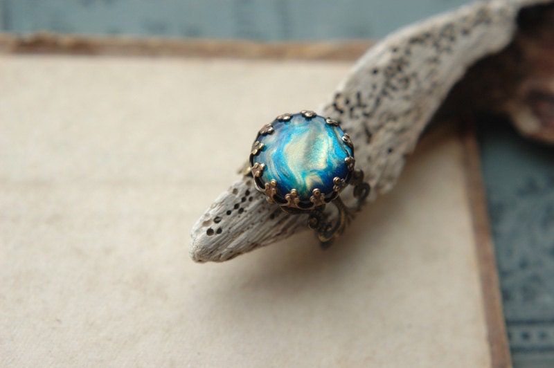 Adjustable filigree ring with vintage iridescent blue cabochon - Solaris