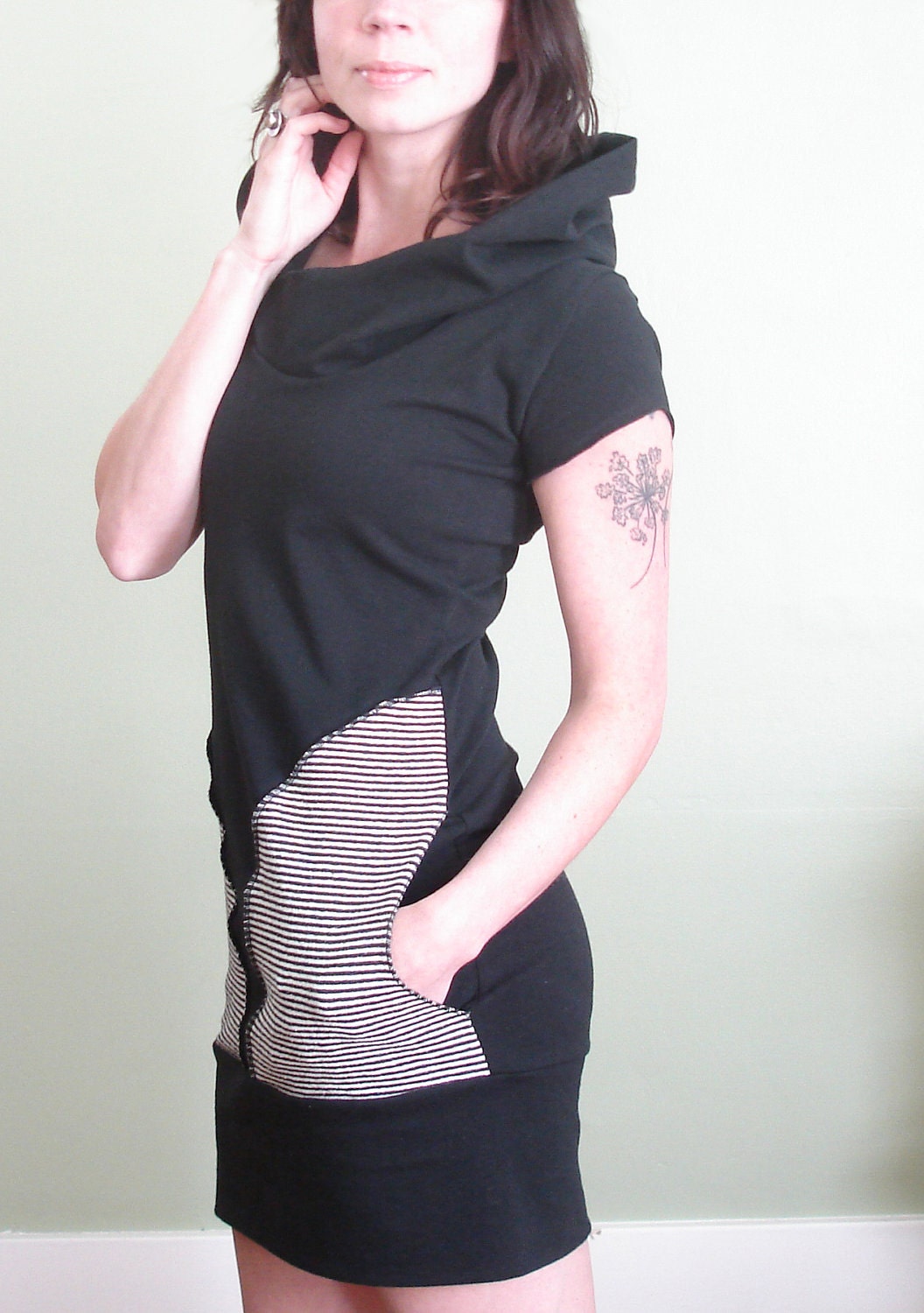 short sleeved hooded tunic dress with pockets Black/Off-White Stripes