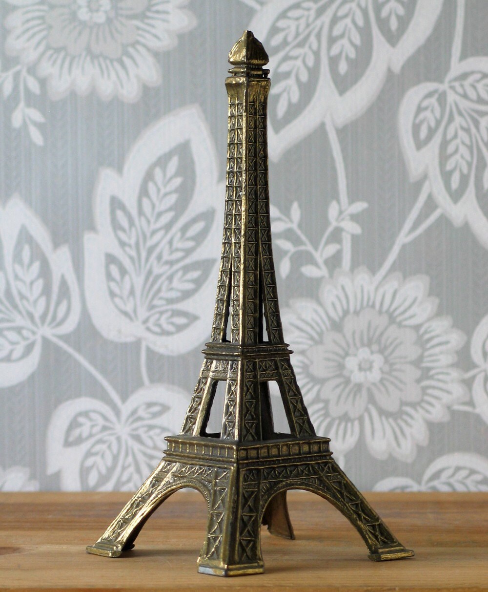 eiffel tower figurine