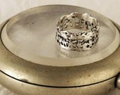 Tiny Crown Lace Ring
