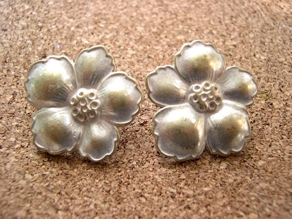 2 Buttons,  flower shape, metal, fashion button jewelry, new, 22mm