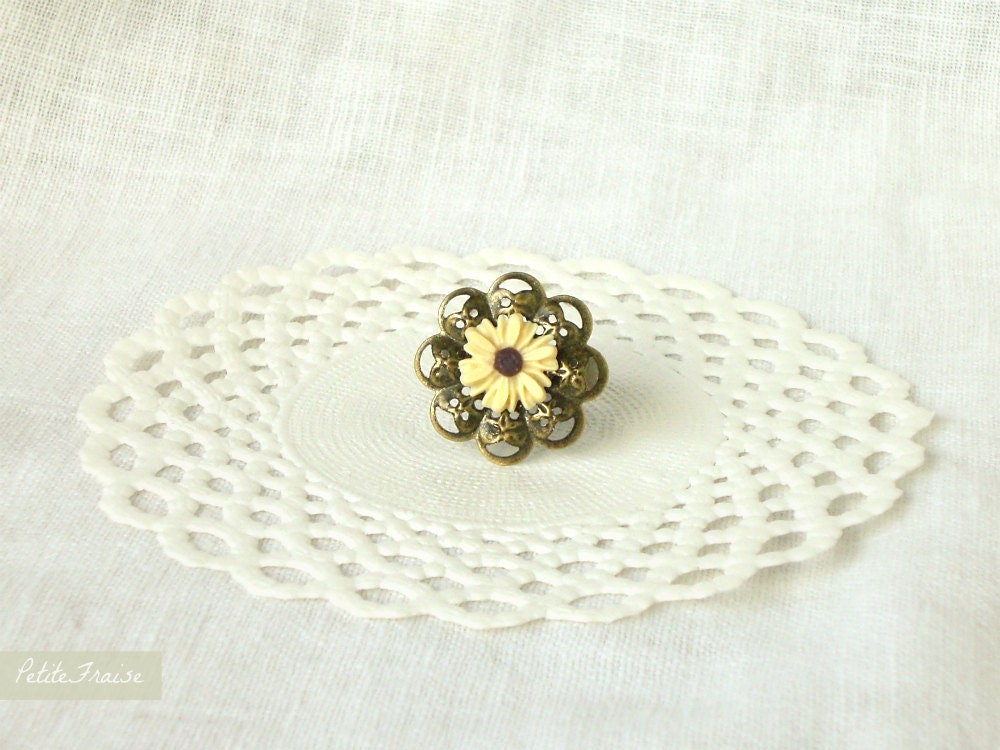 RESERVED FOR CARMEN Flower Filigree ring, beige daisy flower, english garden, rétro style, Autumn colors