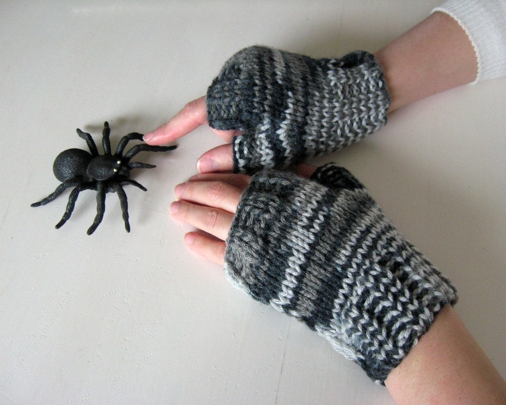 Fingerless Gloves Knitted in Gray Acrylic Wool