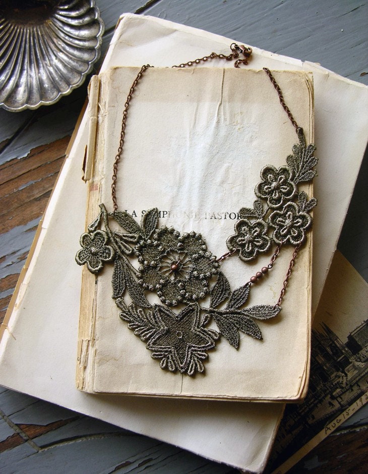 lace necklace -STELLA- (muted olive)