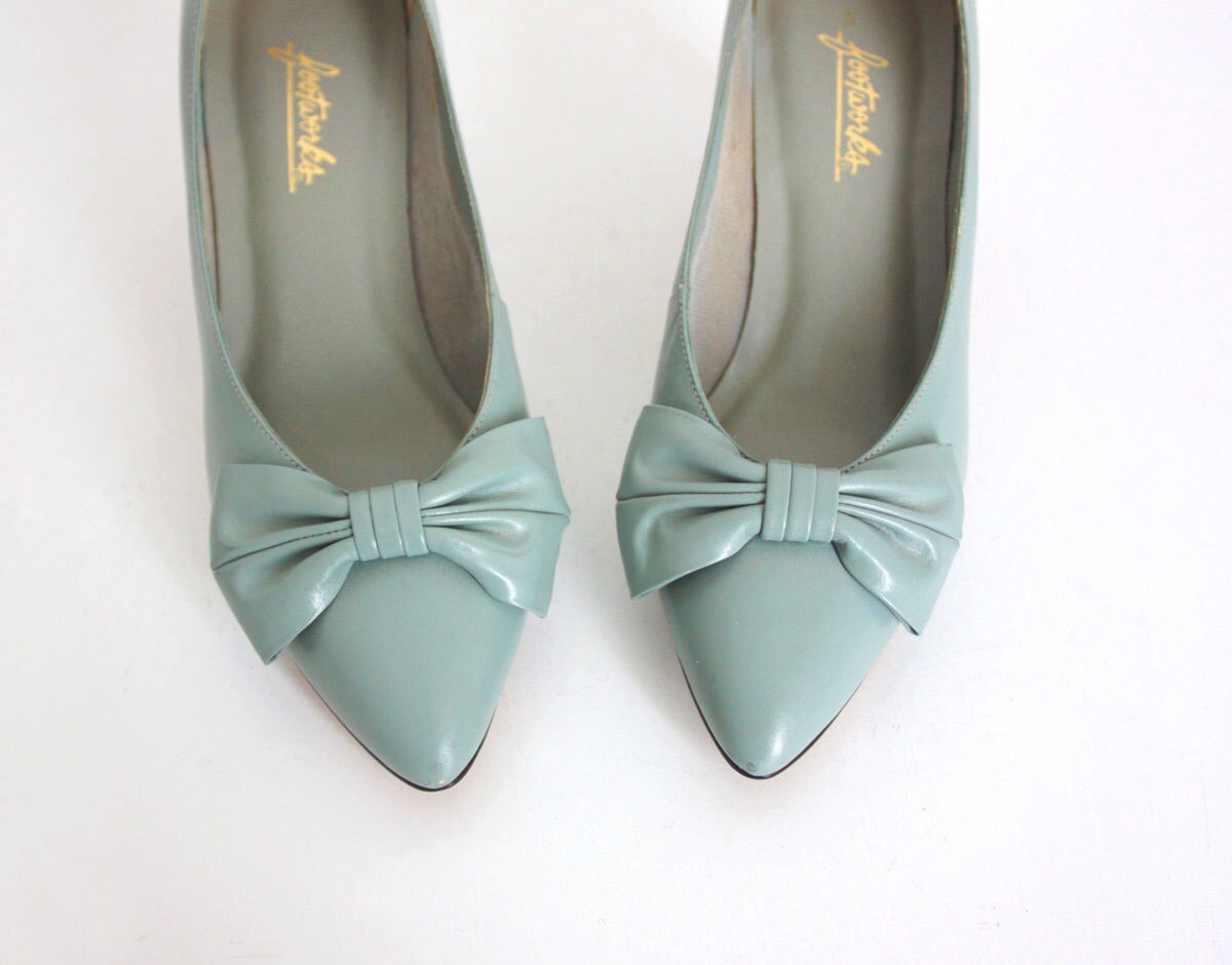 SALE BOW HEELS 1980s Vintage Sage Green High Heel Pumps Sz 7 1/2