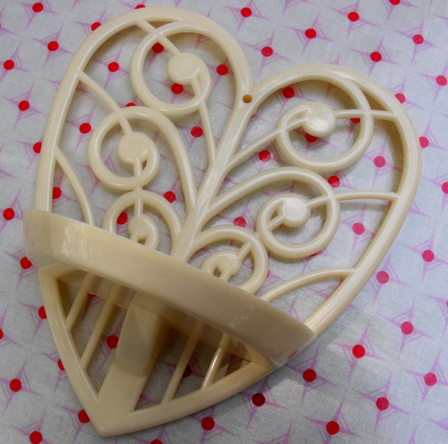 Sweet 1950s heart-shaped Lustro Ware shelf, perfect condition