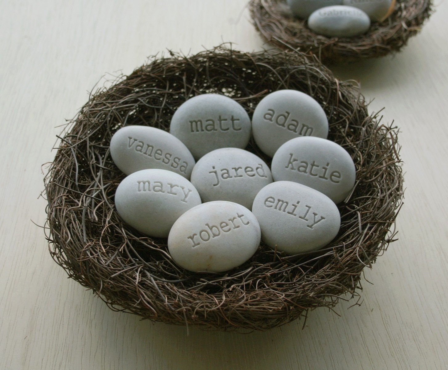 Personalized family gift - Mom's Nest (c) - Set of 8 name stones in bird nest