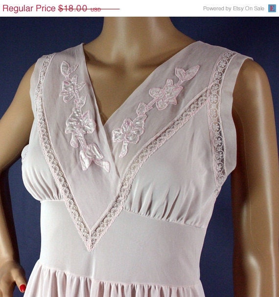 SALE 60s Tulip Pink Aristocraft by Superior Gown With Flower Appliques, 32 - Vintage Lingerie