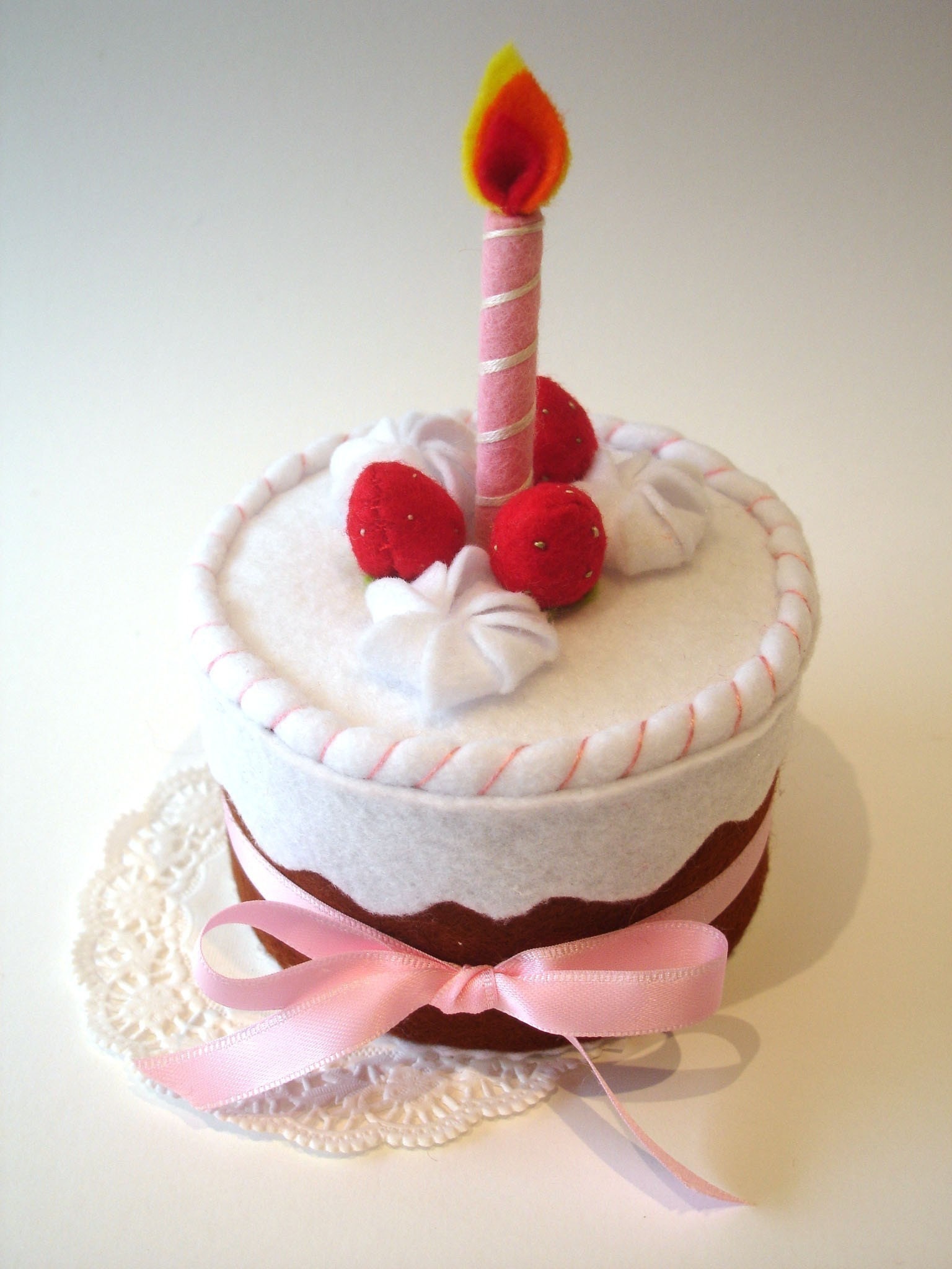Felt strawberry birthday cake (pretend play food)